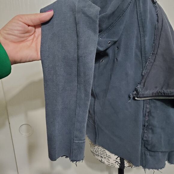 Free People Blue Lightweight Jacket Diagonal Zipper Raw Edges Hem Size Medium - Picture 10 of 14